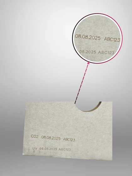 Detail kódu na kartonu značeného CO₂ laserem